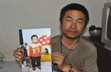 Ο πατέρας στην Κίνα που βρήκε τον γιο του 24 χρόνια μετά την αρπαγή του παιδιού