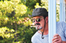 Ο συγγραφέας Κώστας Ακρίβος