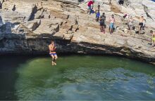 ΒΟΥΤΙΕΣ ΣΤΗΝ ΦΥΣΙΚΗ ΠΙΣΙΝΑ ΤΗΣ ΓΚΙΟΛΑ ΣΤΗΝ ΘΑΣΟ