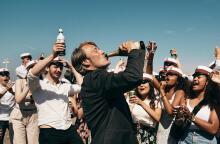 Άνθρωποι που πίνουν - Σκηνή από την ταινία "Άσπρο Πάτο" του Τόμας Βίντεμπεργκ