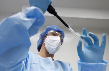 Υγειονομικός κάνει ελέγχους για κορωνοϊό σε νοσοκομείο (ΦΩΤΟ ΑΡΧΕΙΟΥ) - Αυξάνονται τα κρούσματα στην Ιταλία