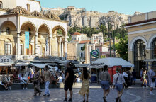 Πολίτες με μάσκα στο Μοναστηράκι (ΦΩΤΟ ΑΡΧΕΙΟΥ) - Η μετάλλαξη Δέλτα ωθεί προς τα πάνω τα κρούσματα κορωνοϊού στην Ελλάδα, όπως ανέφερε ο Γκίκας Μαγιορκίνης