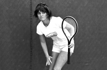 Η τραγουδίστρια Linda Ronstadt παίζει τένις