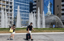 Τουρίστες στο συντριβάνι στην Ομόνοια (ΦΩΤΟ ΑΡΧΕΙΟΥ) - Ο ΕΟΔΥ ανακοίνωσε σήμερα Πέμπτη 15 Ιουλίου 2021 τα νέα κρούσματα κορωνοϊού στην Ελλάδα