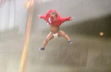 Το παιδί που έριξε η μητέρα του από κτίριο που είχε τυλιχθεί στις φλόγες