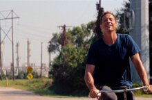 Άνδρας που κάνει ποδήλατο