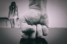 Γυναίκα με σκυμένο κεφάλι και άντρας που δείχνει τη φροθιά του © Pixabay - Αύξηση της ενδοιοικογενειακής βίας μέσα στο 2020