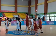 Η Ζανγκ Ζιγού (Zhang ZiYu) είναι 14 ετών, παίζει μπάσκετ και έχει ύψος 2,27 μ.