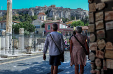 Πολίτες περπατούν στο Μοναστηράκι (ΦΩΤΟ ΑΡΧΕΙΟΥ) - Ο ΕΟΔΥ ανακοίνωσε τα νέα κρούσματα κορωνοϊού και το πού εντοπίστηκαν σήμερα Παρασκευή 16 Ιουλίου 2021