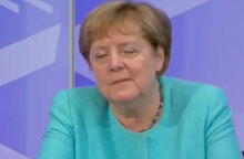 Η Άνγκελα Μέρκελ, Καγκελάριος της Γερμανίας, τη στιγμή που την παίρνει ο ύπνος σε τηλεδιάσκεψη
