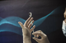 Υγειονομικός ετοιμάζει εμβόλιο για κορωνοϊό (ΦΩΤΟ ΑΡΧΕΙΟΥ) - Οι ανεμβολίαστοι κινδυνεύουν από τη μετάλλαξη Δέλτα, προειδοποιεί ο Ηλίας Μόσιαλος στη νέα του ανάρτηση στο Facebook