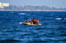 Mετανάστες σε φουσκωτό στη θάλασσα © EUROKINISSI