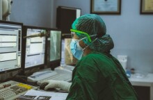 Γιατρός μπροστά σε υπολογιστή © Unsplash