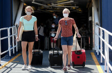 Επιβάτες σε πλοίο με μάσκα κατά την επιστροφή τους από νησιά (ΦΩΤΟ ΑΡΧΕΙΟΥ) - Γίνεται υποχρεωτικό το self test, το rapid test ή το μοριακό τεστ στις μετακινήσεις προς την ηπειρωτική χώρα