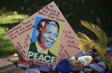 Η Διεθνής Ημέρα Νέλσον Μαντέλα γιορτάζεται κάθε χρόνο στις 18 Ιουλίου, ημέρα γενεθλίων του © EPA / KIM LUDBROOK