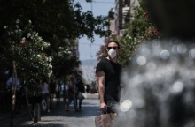 Άνδρας με μάσκα στο κέντρο της Αθήνας