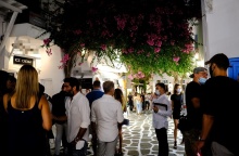 Πολίτες με μάσκα στα Ματογιάννια της Μυκόνου 