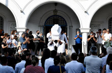 Φολέγανδρος - Γαρυφαλλιά: Σε λευκό φέρετρο η σορός της νεαρής κοπέλας