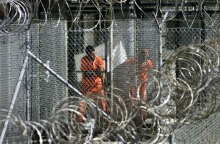 Κρατούμενοι στη φυλακή Γκουαντάναμο στην Κούβα (ΦΩΤΟ ΑΡΧΕΙΟΥ) - Η αμερικανική στρατιωτική φυλακή άνοιξε μετά τις τρομοκρατικές επιθέσεις της 11ης Σεπτεμβρίου 2001