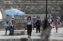 Πολίτες με μάσκα στο κέντρο της Αθήνας 
