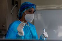 Υγειονομικός διενεργεί δωρεάν rapid test για κορωνοϊό 