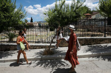 Πολίτες με μάσκα στο κέντρο της Αθήνας (ΦΩΤΟ ΑΡΧΕΙΟΥ) - «Έκρηξη» του ιικού φορτίου σε Αττική και Θεσσαλονίκη δείχνουν οι μετρήσεις στα λύματα