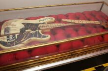 Το περίφημο μπάσο των Clash στο Μουσείο του Λονδίνου