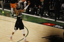 Ο Γιάννης Αντετοκούνμπο στο game 6 με τους Σανς