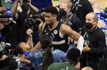 Ο Γιάννης Αντετοκούμπο κάνεις δηλώσεις στις κάμερες μετά τους τελικούς του NBA