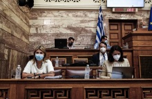 Η υπουργός Παιδείας, Νίκη Κεραμέως, και η υφυπουργός, Ζέττα Μακρή