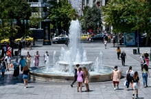 Πολίτες στην πλατεία Συντάγματος 