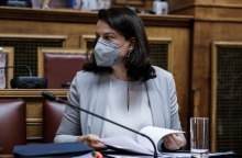 Η Νίκη Κεραμέως με μάσκα προστασίας στα έδρανα της Βουλής
