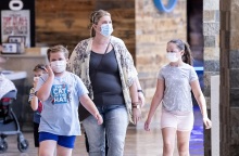 Πολίτες με μάσκα προστασίας από τον κορωνοϊό