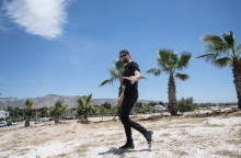 Ο Ευθύμης Καραδήμας περπατά στη Γλυφάδα