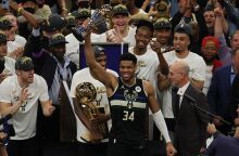 Ο Γιάννης Αντετοκούνμπο πανηγυρίζει την κατάκτηση του ΝBA