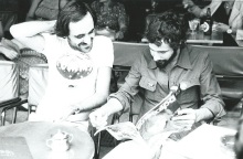 Στη φωτογραφία ο Γιάννης Πετρίδης με τον Cat Stevens να διαβάζει το περιοδικό Επίκαιρα. 