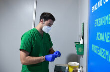 Υγειονομικός ετοιμάζει εμβόλιο για κορωνοϊό (ΦΩΤΟ ΑΡΧΕΙΟΥ) - Ψηφίστηκε στη Βουλή η τροπολογία για τον υποχρεωτικό εμβολιασμό