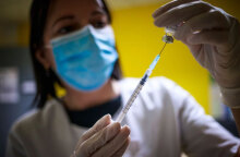 Υγειονομικός ετοιμάζει εμβόλιο Pfizer για κορωνοϊό (ΦΩΤΟ ΑΡΧΕΙΟΥ)