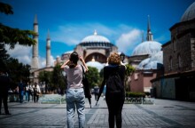 Τουρίστες φωτογραφίζουν την Αγία Σοφία στην Κωνσταντινούπολη © Unsplash 