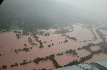 Στην Ινδία, στο δυτικό κρατίδιο Μαχαράστρα, ολόκληρες εκτάσεις καλύφθηκαν από το νερό της βροχής