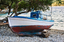 Βάρκα σε νησί (ΦΩΤΟ ΑΡΧΕΙΟΥ) - Το Σάββατο 24 Ιουλίου 2021 ξεκινούν οι αιτήσεις από τους παρόχους τουριστικών καταλυμάτων και ακτοπλοϊκών εισιτηρίων για το πρόγραμμα του ΟΑΕΔ Κοινωνικός Τουρισμός 2021