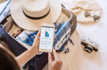 Γυναικεία χέρια που κρατούν smartphone