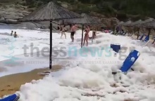 Γέμισε «αφρούς» παραλία στη Σιθωνία Χαλκιδικής 
