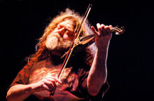 Ο Robby Steinhardt, βιολιστής των Kansas, σε συναυλία, στο Θέατρο Λυκαβηττού, στην Αθήνα