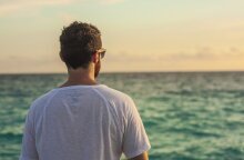 Άνδρας που κοιτά τη θάλασσα