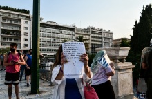 Συγκέντρωση διαμαρτυρίας στην πλατεία Συντάγματος ενάντια στους εμβολιασμούς