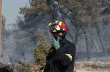 Πυροσβέστες σε δασική πυρκαγιά (ΦΩΤΟ ΑΡΧΕΙΟΥ) - Εκκενώθηκε οικισμός στην Αργολίδα καθώς μαίνεται η φωτιά