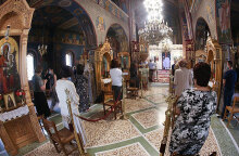 Πιστοί σε εκκλησία (ΦΩΤΟ ΑΡΧΕΙΟΥ) - Αναγνώστηκε σε ιερούς ναούς η εγκύκλιος της Ιεράς Συνόδου για τα εμβόλια και τον κορωνοϊό