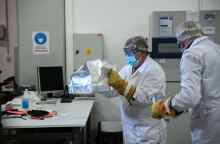 Υγειονομικός μεταφέρει συσκευασία με δόσεις από το εμβόλιο Pfizer (ΦΩΤΟ ΑΡΧΕΙΟΥ)