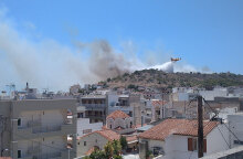Φωτιά στη Σαλαμίνα - Αεροσκάφος Canadair πραγματοποιεί ρίψη νερού στην πυρκαγιά